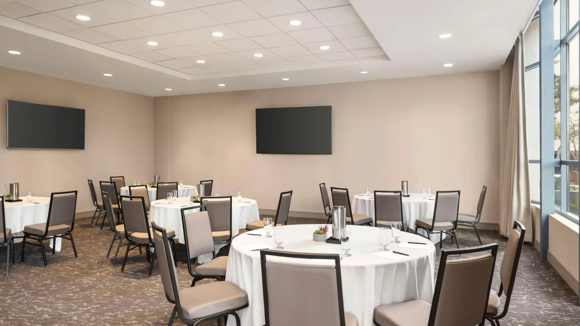 Embassy Suites By Hilton Phoenix Downtown North 3*,  ABD