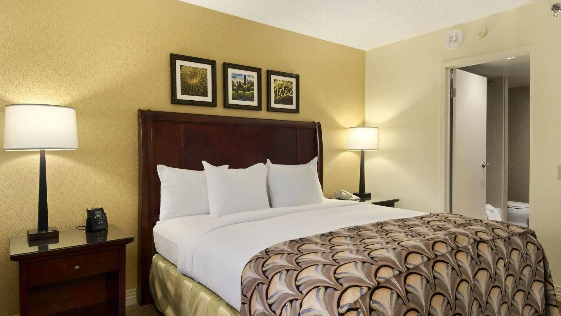*** Otel Embassy Suites By Hilton Phoenix Downtown North ABD